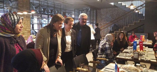 Ak Kadınlar Seçme Ve Seçilme Hakkının Kutladı