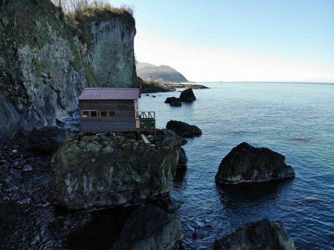 Deniz Kıyısındaki Kayanın Üzerine Yapılan Baraka Dikkat Çekiyor