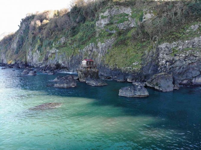 Deniz Kıyısındaki Kayanın Üzerine Yapılan Baraka Dikkat Çekiyor