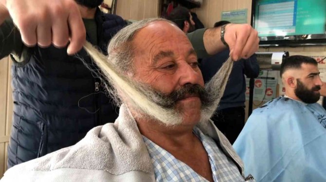 1 Metre 15 Santimetre Uzunluğundaki Bıyıklarının Aylık Masrafı Bin 500 Lira