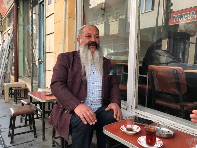 1 Metre 15 Santimetre Uzunluğundaki Bıyıklarının Aylık Masrafı Bin 500 Lira