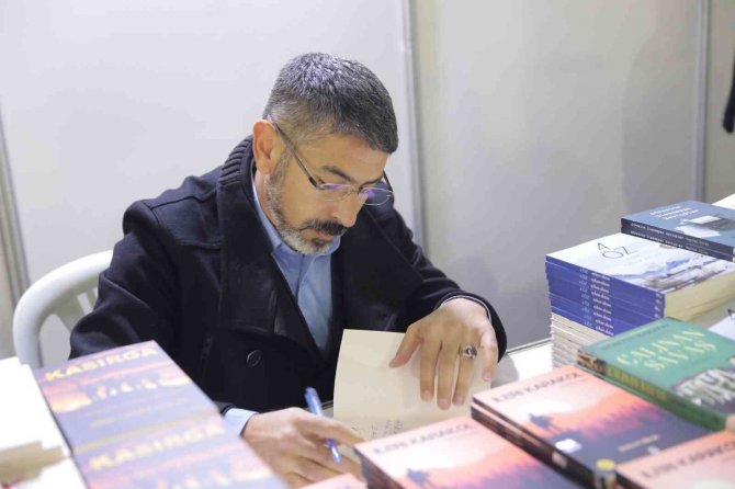 Gazeteci-yazar Behçet Alkan Ve Ayşe Paslanmaz Okuyucularıyla Buluştu
