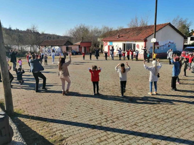 Zonguldak Beü Öğrencileri Bakiler İ̇lkokulu’nu Ziyaret Etti