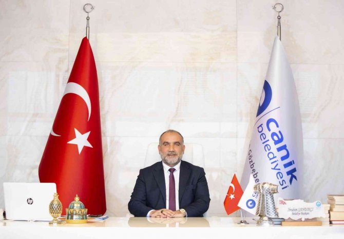 Canik Belediyesi Mevlana’yı Anma Etkinliğinde Ödül Dağıtıyor