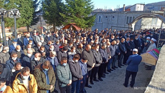 İ̇stanbul’da Gölde Cesedi Bulunan Genç Kız, Ordu’da Toprağa Verildi