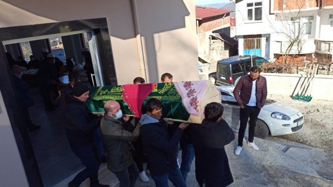 İ̇stanbul’da Gölde Cesedi Bulunan Genç Kız, Ordu’da Toprağa Verildi