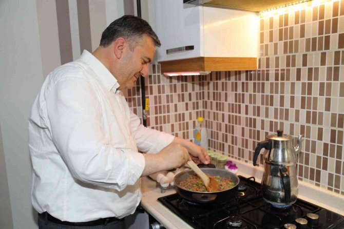 Öğrenci Evini Ziyaret Eden Başkan Demirbaş Menemen Yaptı