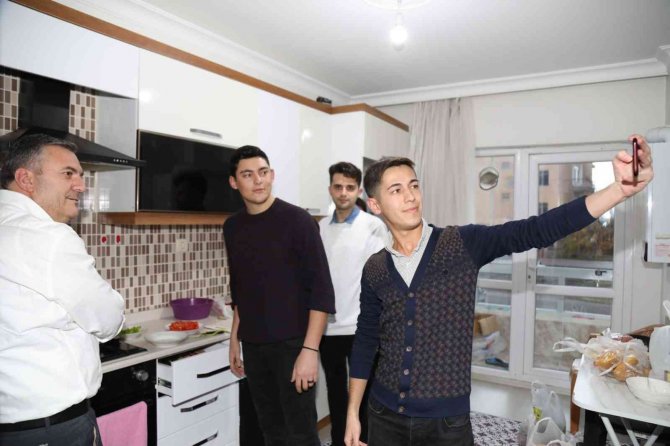 Öğrenci Evini Ziyaret Eden Başkan Demirbaş Menemen Yaptı