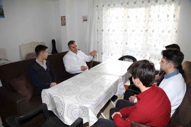 Öğrenci Evini Ziyaret Eden Başkan Demirbaş Menemen Yaptı