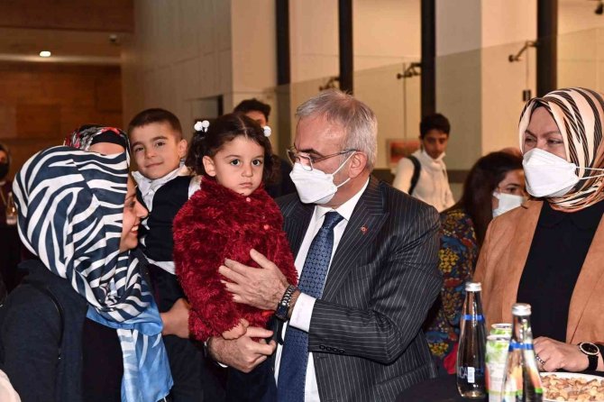 Karaloğlu Ailesi, ‘Ebru Sanatının Minik Kalplerden Yansıması’ Sergisini Açtı