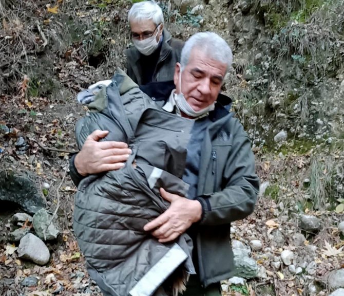 Bitkin Halde Bulduğu Kızıl Akbabayı Ölmesin Diye Montuna Sardı