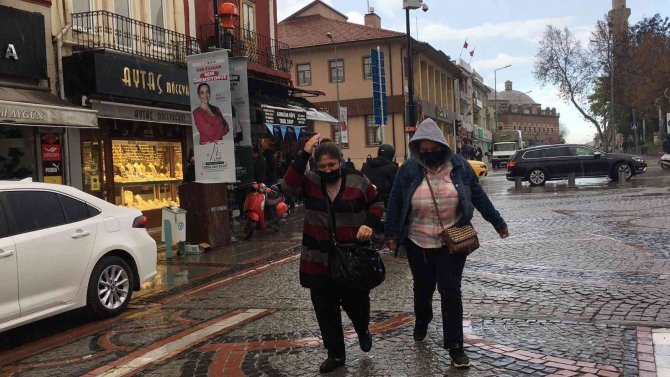 Edirne’de Sağanak Yağış Etkili Oldu
