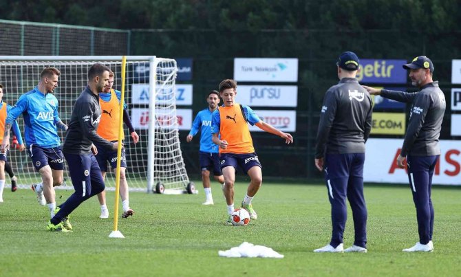 Fenerbahçe’de Valencia Sahada Topla Çalışmalara Başladı