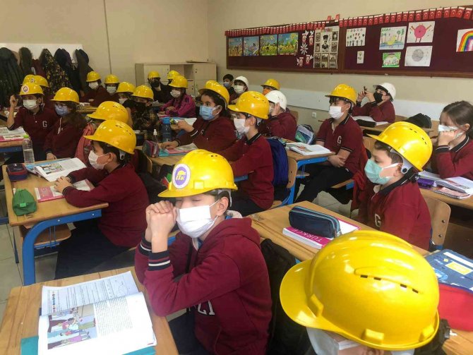 Öğrenciler Derse Madenci Baretiyle Girdi