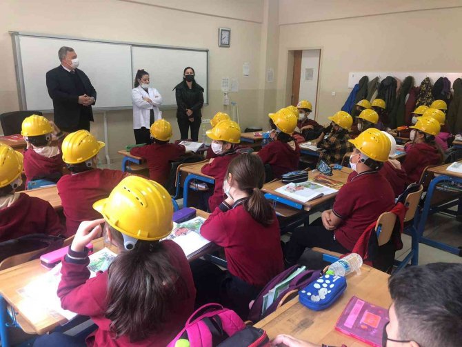 Öğrenciler Derse Madenci Baretiyle Girdi