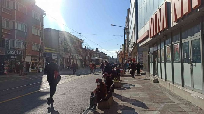 Eskişehir Haftaya Yazdan Kalma Bir Günle Başladı