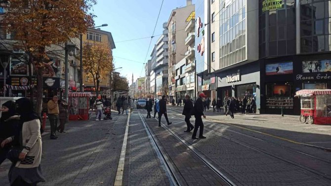 Eskişehir Haftaya Yazdan Kalma Bir Günle Başladı