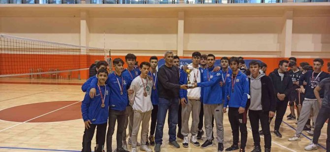 Genç Erkekler Voleybol İl Birincisi Akçakoca Fen Lisesi Oldu