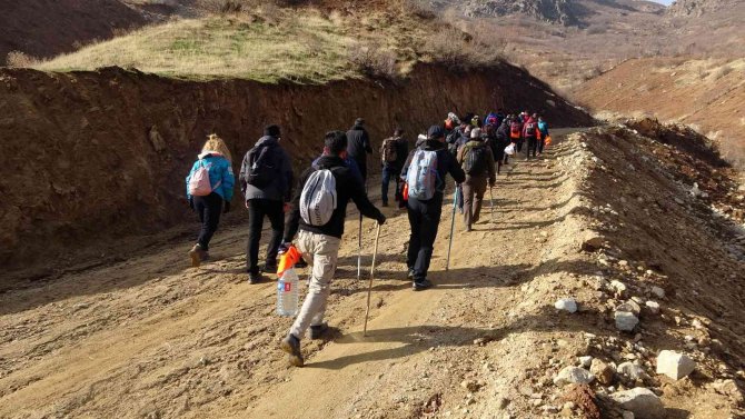 Yüksekova’daki Efkar Dağı’na Yürüyüş