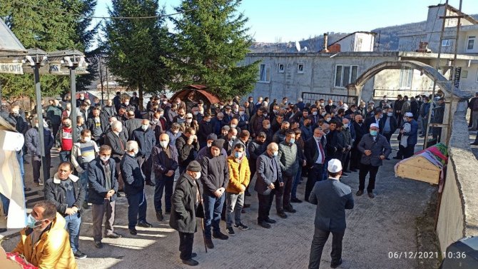 İ̇stanbul’da Gölde Cesedi Bulunan Genç Kız, Ordu’da Toprağa Verildi