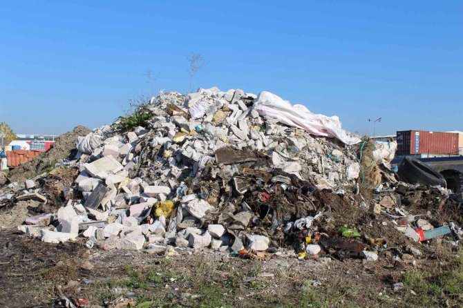 Sanayide Aylardır Toplanmayan Çöpler, Adeta Dağ Oluşturdu