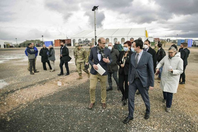 Kosova Başbakanı Kurti’den Afgan Mültecilerin Kaldığı Askeri Üsse Ziyaret