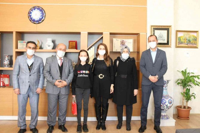 Kütahya’da Yarışmada Dereceye Giren Öğrencilere Ödülleri Verildi