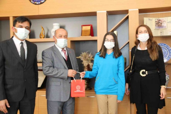 Kütahya’da Yarışmada Dereceye Giren Öğrencilere Ödülleri Verildi