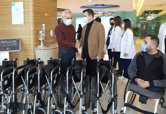 Liv Hospital’den 10 Engelliye Tekerlekli Sandalye