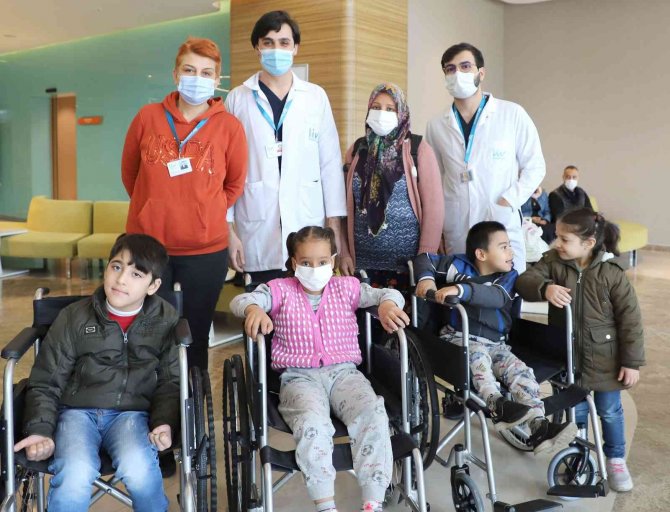 Liv Hospital’den 10 Engelliye Tekerlekli Sandalye