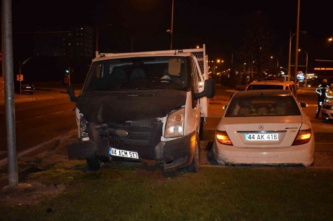 Malatya’da Çarpışan 2 Araç Refüje Çıktı: 2 Yaralı