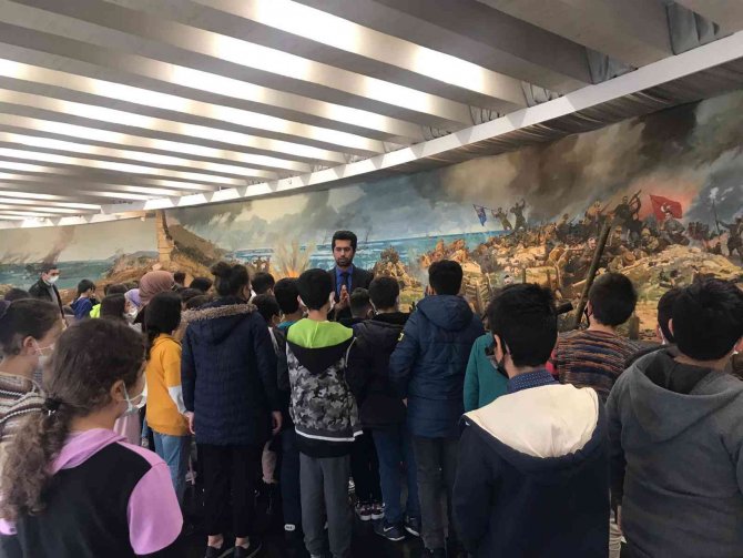 Çanakkale Şehitleri Anıtı Yüzlerce Öğrenciyi Ağırladı