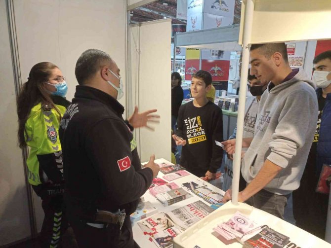 Mersin Polisi, Kitap Fuarında Vatandaşları Bilgilendirdi