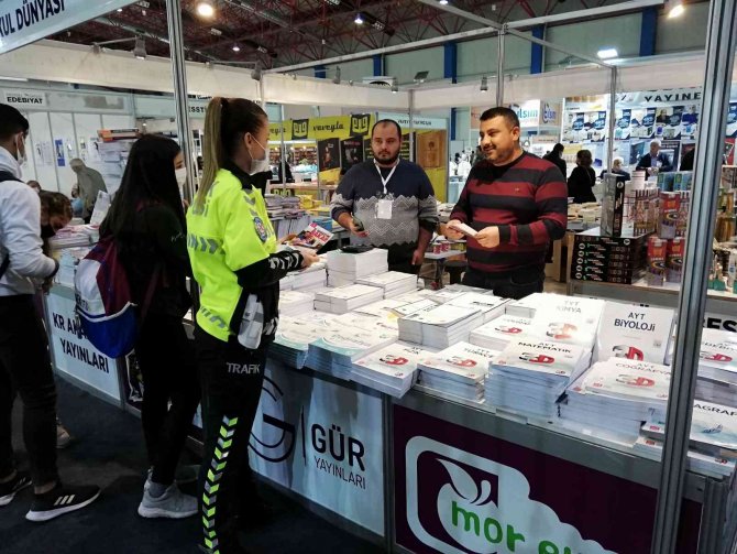 Mersin Polisi, Kitap Fuarında Vatandaşları Bilgilendirdi