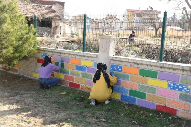 Minik Kalpler İ̇çin Duvarları Renklendirdiler