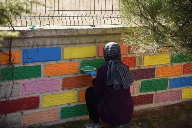 Minik Kalpler İ̇çin Duvarları Renklendirdiler