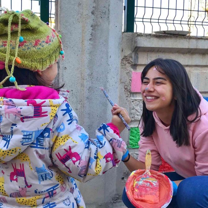 Minik Kalpler İ̇çin Duvarları Renklendirdiler