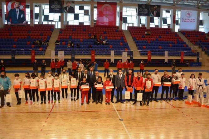 Niğde’de Başarılı Sporcular Ödüllendirildi