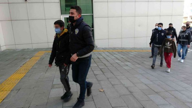 Çaldıkları Otomobil İle İ̇stanbul’a Kaçan 3 Çocuk Adliyeye Sevk Edildi