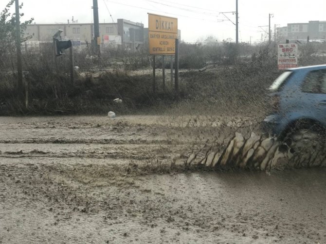 Sağanak Yağmur Sonrası Yollar Göle Döndü