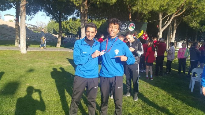 Simav İ̇dman Yurdu Erkek Atletizm Takımı Yarı Finalde