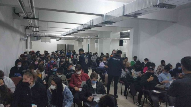 Polisten Öğrencilere Siber Eğitimi