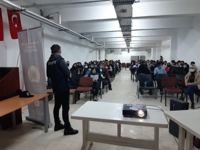 Polisten Öğrencilere Siber Eğitimi