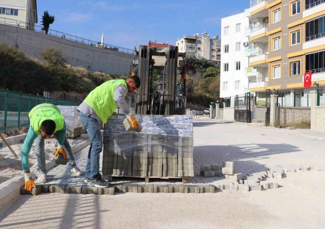 Toroslar Belediyesi, İlçeyi Kendi Ürettiği Kilit Parke Taşıyla Donatıyor