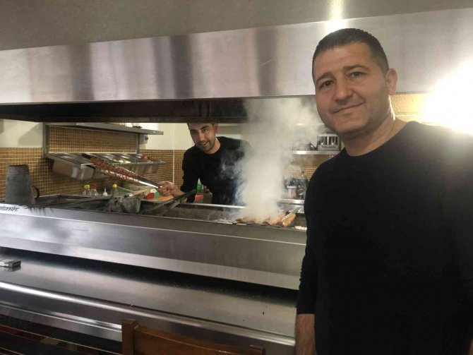 Adanalı Esnaftan Askıda Kebap