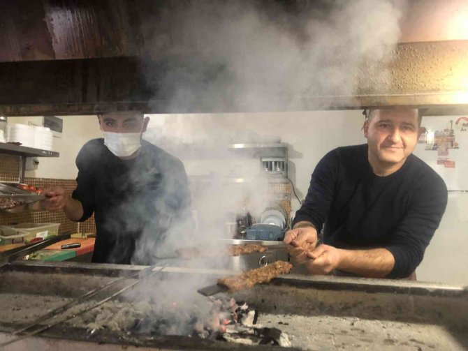 Adanalı Esnaftan Askıda Kebap