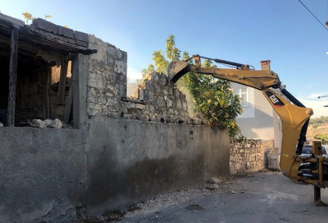 Akdeniz Belediyesi Metruk Binaların Yıkımına Devam Ediyor