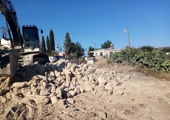 Akdeniz Belediyesi Metruk Binaların Yıkımına Devam Ediyor