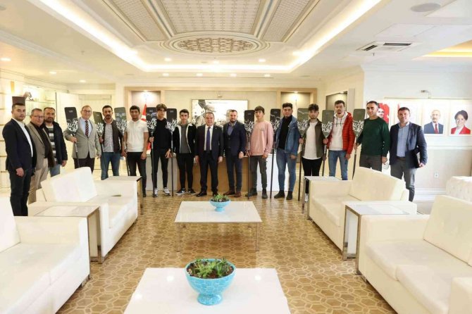 Başkan Böcek’ten Şampiyon Raftingcilere Destek