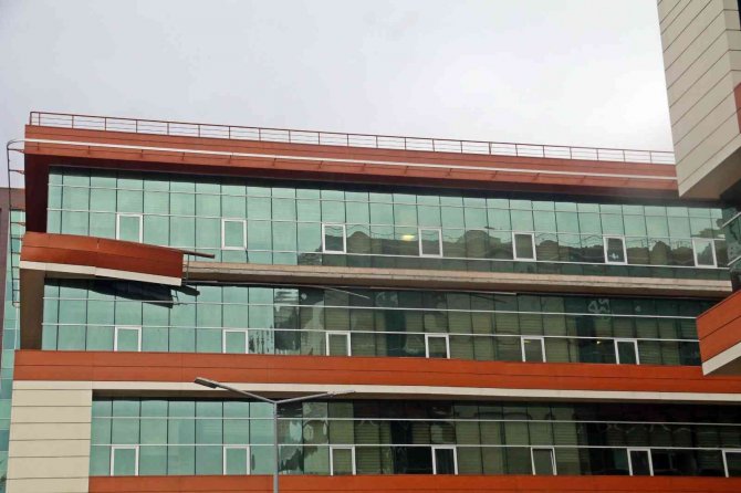Antalya’da Fırtına Hastane Dış Kaplamasını Söktü, Ağaçları Devirip, Tekneleri Beşik Gibi Salladı